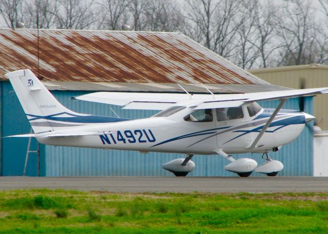 Cessna Skylane (N1492U) - At Downtown Shreveport.