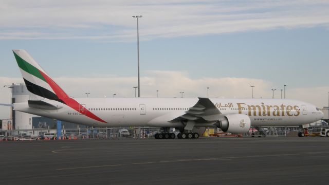 BOEING 777-300ER (A6-ECG)