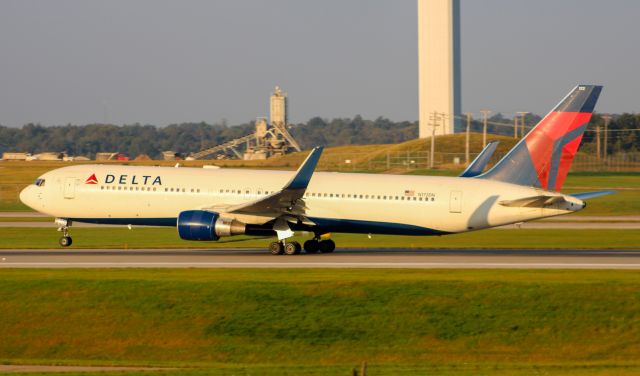 BOEING 767-300 (N172DN) - Delta 767-300 departing RWY 18L.