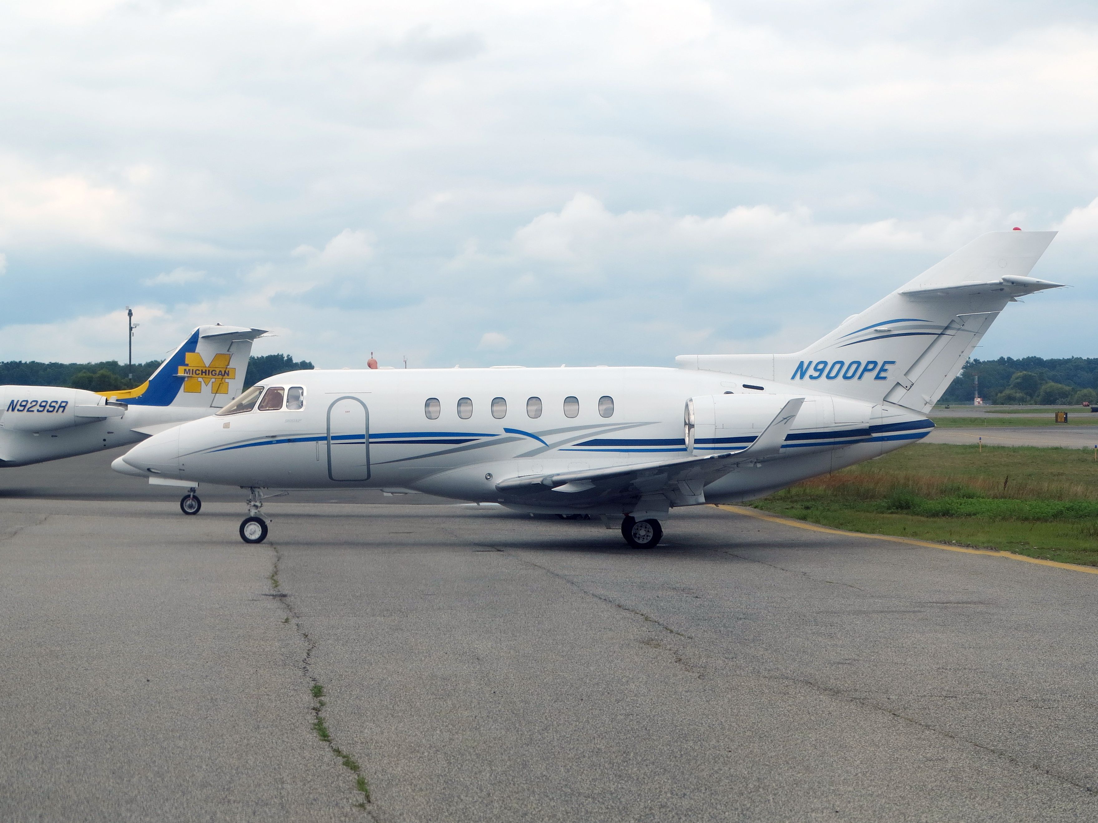 Hawker 800 (N900PE) - Nice business jet with a stand up cabin.