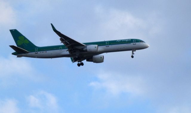 Boeing 757-200 (EI-LBR) - On final is this Aer Lingus Boeing 757-200 in the Autumn of 2018.