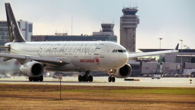 Airbus A330-300 (C-GHLM)