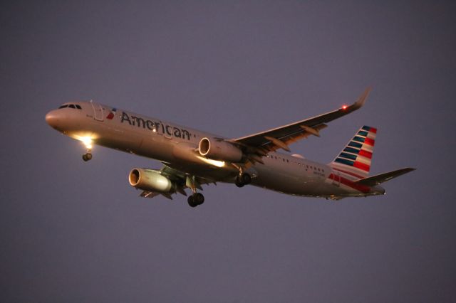 Airbus A321 (N995AN)
