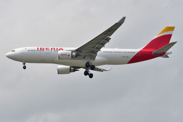Airbus A330-200 (EC-MOU) - 23-R 04-04-23 Weather diversion from ORD.
