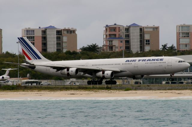 Airbus A340-300 (F-GLZT)