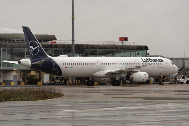Airbus A321 (D-AIRY) - 5th January, 2025: Just arrived at Paris Charles de Gaulle from Frankfurt as the delayed flight LH 1026. 