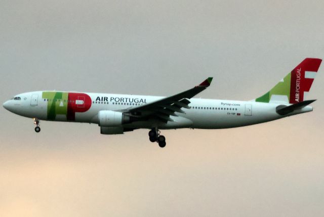 Airbus A330-200 (CS-TOP)