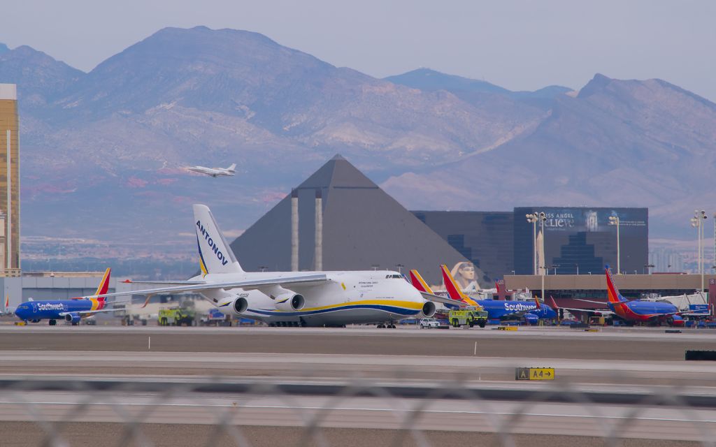 Antonov An-124 Ruslan (UR-82009) - A giant surrounded by Smurfs!!!