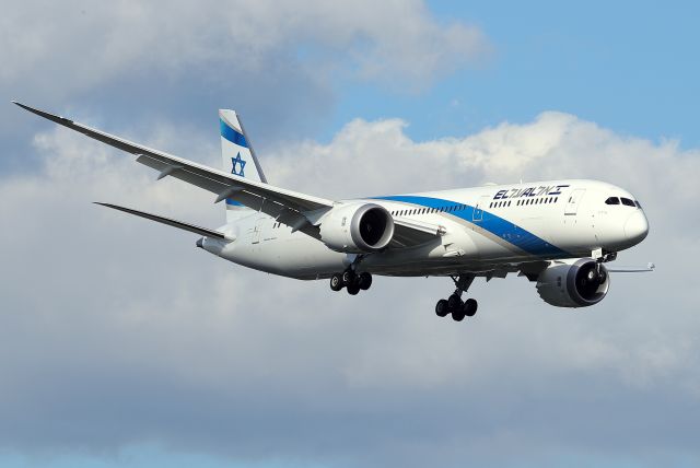 Boeing 787-8 (4X-EDK) - 'El Al 7' inbound to 22L