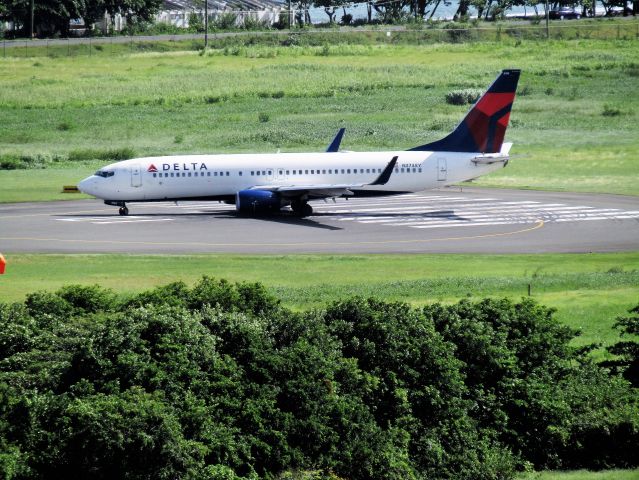 Boeing 737-800 (N3748Y)