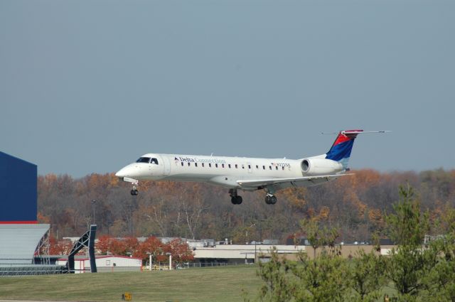 N272SK — - short final to 18L