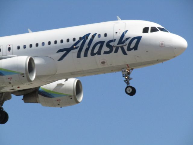 Airbus A320 (N840VA) - Landing RWY 20R