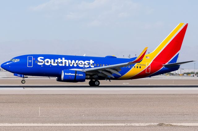 Boeing 737-700 (N7824A) - Preparing its arrival comes this Southwest jet