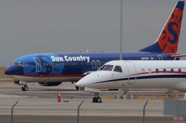 Boeing 737-800 (N813SY) - One of few SCX B738s without winglets.