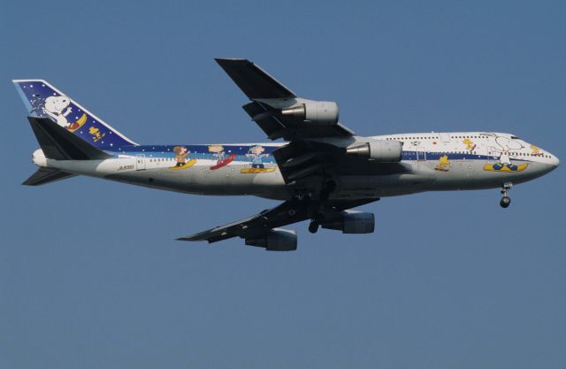 Boeing 747-400 (domestic, no winglets) (JA8961) - Final Approach to Tokyo-Haneda Intl Airport Rwy16L on 1997/04/26 " Skiing Snoopy c/s "