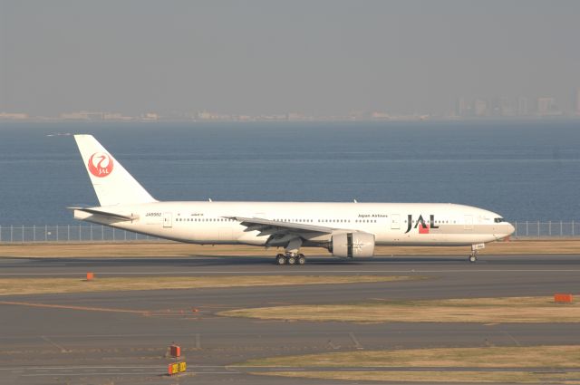 Boeing 777-200 (BON8982) - Landing at Haneda Intl Airport 16L on 2006/12/23