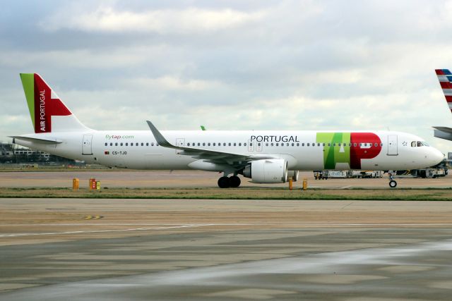 Airbus A321neo (CS-TJO) - Taxiing to Stand 226 on 12-Jan-20 operating flight TAP1354 from LPPT.