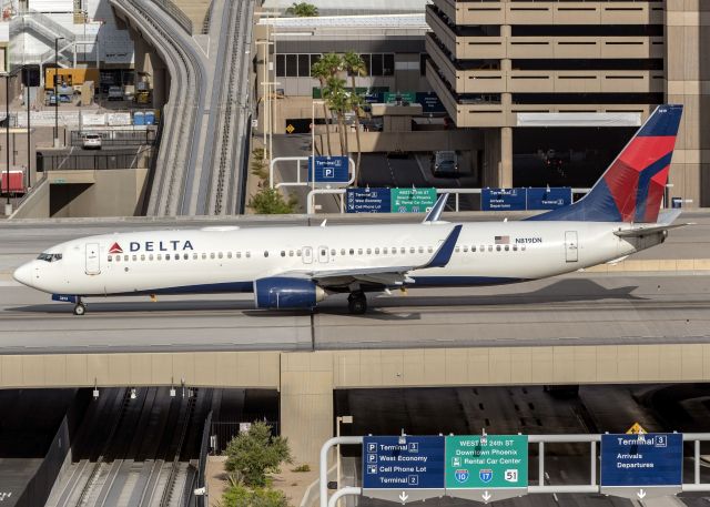 Boeing 737-900 (N819DN)