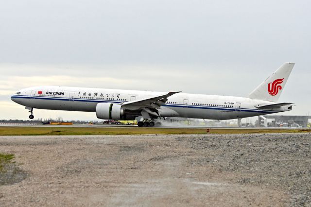 BOEING 777-300ER (B-7869)