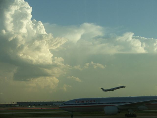 — — - American Airlines Heavy and RJ at Chicago