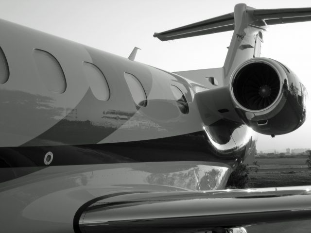 Embraer Phenom 300 —