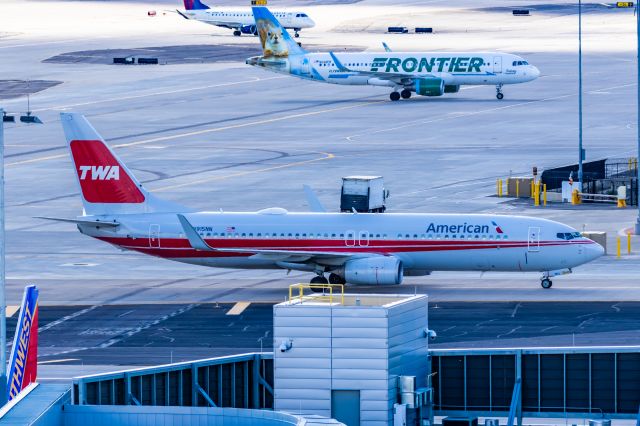 Boeing 737-800 (N915NN) - An American Airlines 737-800 in TWA retro livery taxiing at PHX on 2/28/23. Taken with a Canon R7 and Canon EF 100-400 L ii lens.