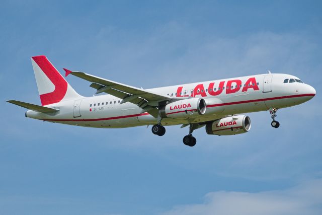 Airbus A320 (9H-LOT)