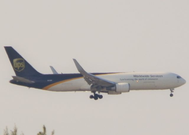 BOEING 767-300 (N359UP)