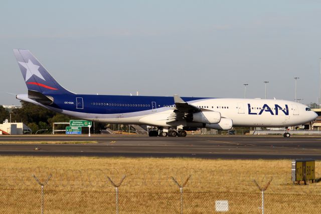 Airbus A340-300 (CC-CQA)