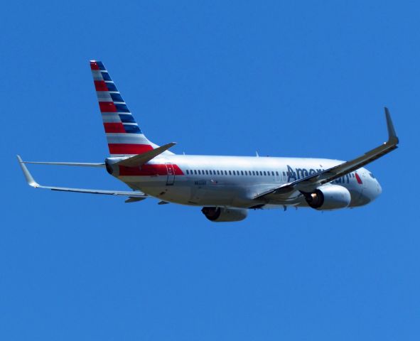 Boeing 737-800 (N933NN)