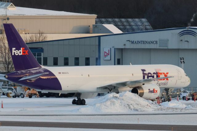 Boeing 757-200 (N966FD) - The daily FedEx flight sitting and waiting for the day's run to Nashville, and gathering a light powder coating in the process. 