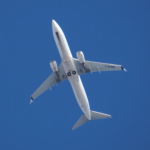 Boeing 737-800 (C-GJWS) - Taken from downtown Toronto, the plane directly overhead