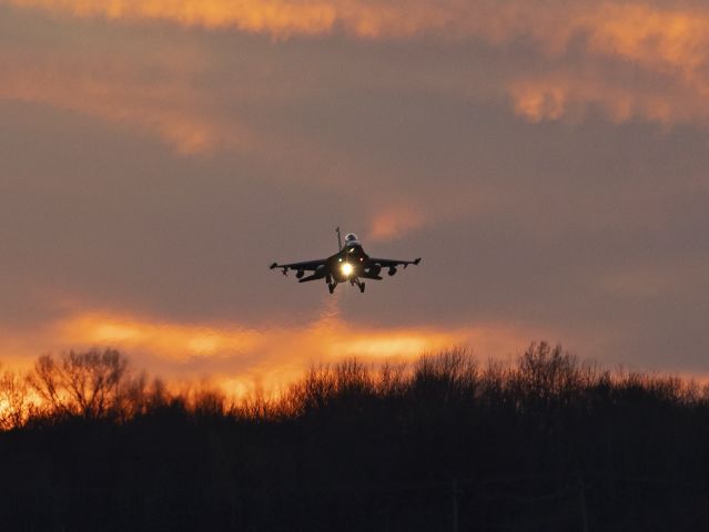 Lockheed F-16 Fighting Falcon (89-2112) - One of the stingers, a Lockheed Martin F-16CM, from the 180th Fighter Wing, on final just after a colorful autumn sunset at TOL on 8 Nov 2022.