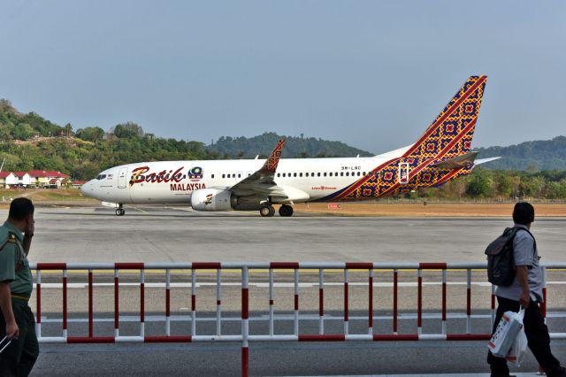 Boeing 737-800 (9M-LNC)