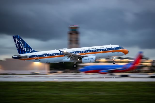 Airbus A320 (N763JB) - Jetblue A320 landing on runway 10R on a stormy and cloudy afternoon