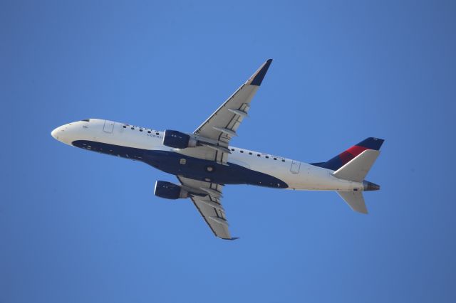 EMBRAER 175 (long wing) (N285SY)