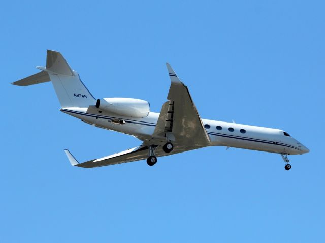 Gulfstream Aerospace Gulfstream V (N624N) - 30 aout 2015 - short final 05, from the beach 