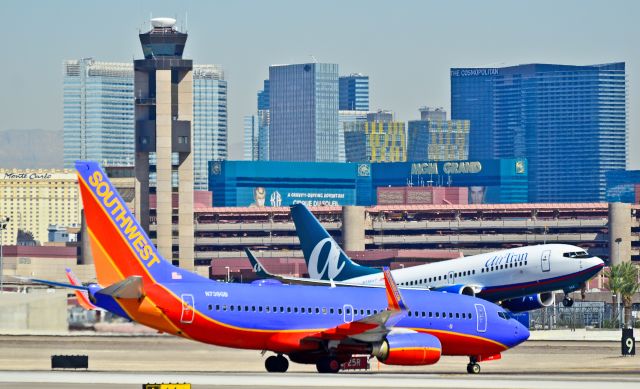 Boeing 737-700 (N739GB) - N739GB Southwest Airlines 1998 Boeing 737-7H4 C/N 29275  N318AT AirTran Airways 2007 Boeing 737-7BD C/N 33931  - Las Vegas - McCarran International (LAS / KLAS) USA - Nevada, June 14, 2012 Photo: Tomás Del Coro