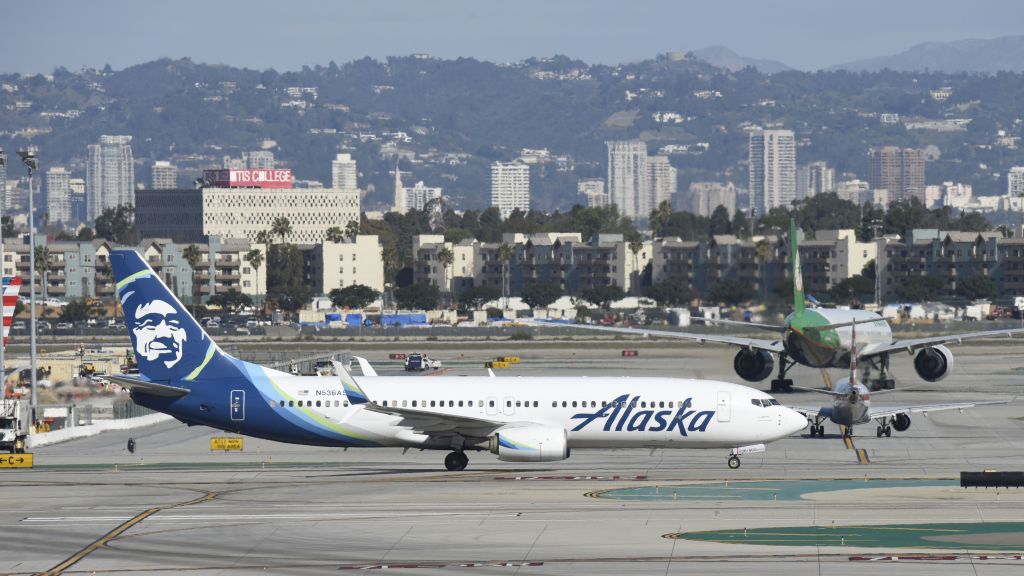 Boeing 737-800 (N536AS) - Taxiing to gate at LAX