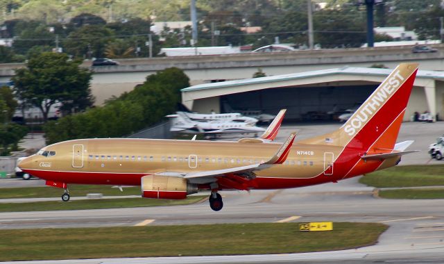 Boeing 737-700 (N714CB)