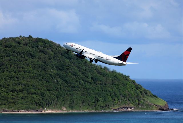 Boeing 737-800 (N377DE)