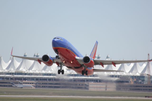 Boeing 737-700 (N761RR) - Taking off on runway 25.