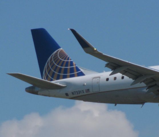 Embraer 175 (N733YX)