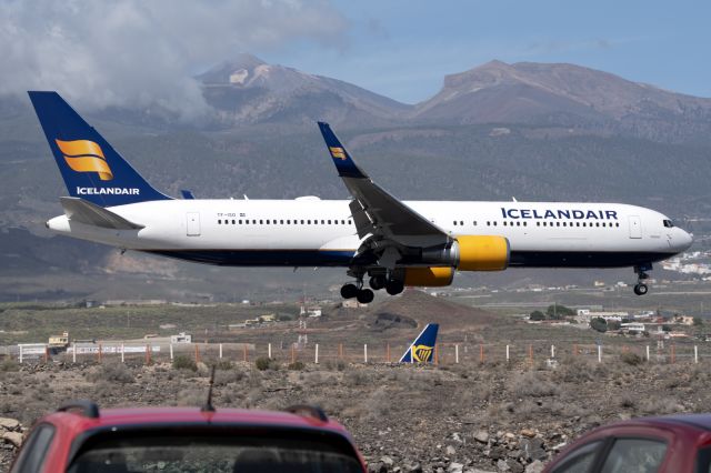BOEING 767-300 (TF-ISN)