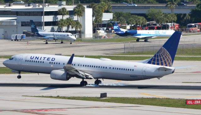 Boeing 737-900 (N68452) - Touchdown RWY 28R