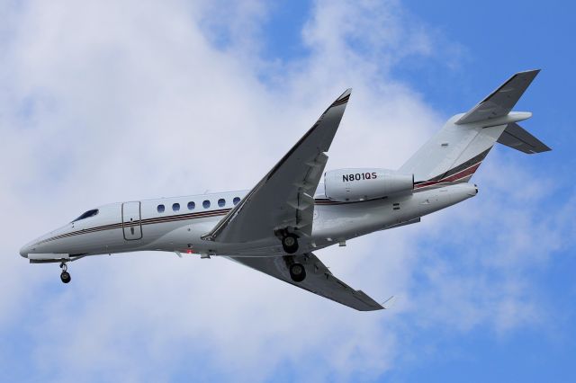 Cessna Citation Longitude (N801QS) - A new NetJets Textron C700 Longitude for the database. I caught EXECJET 801 on final approach for RWY 24R on 18 Aug 2020.