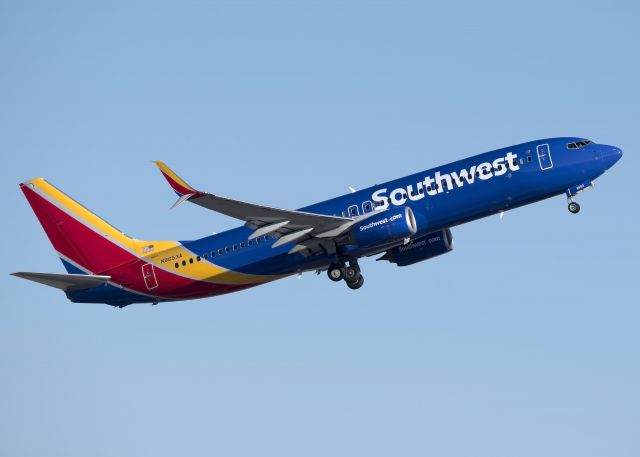 Boeing 737-800 (N8653A)
