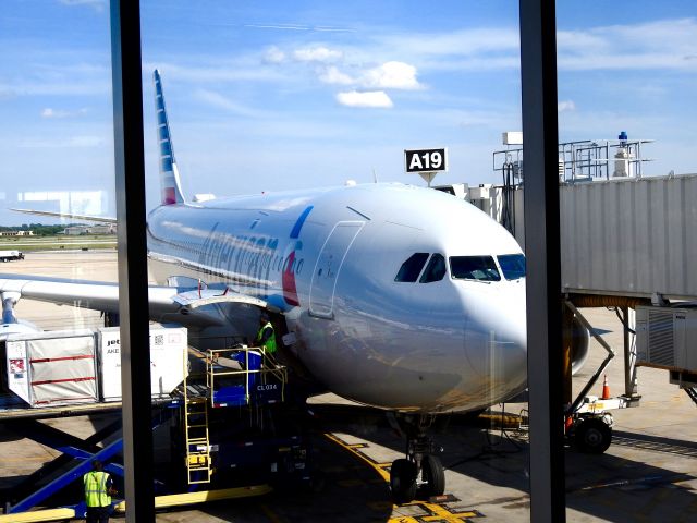 Airbus A330-200 (N284AY) - AAL700 SFO-PHL