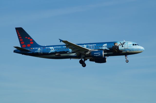 Airbus A320 (OO-SNC) - Honoring René Magritte, a famous Belgian painter