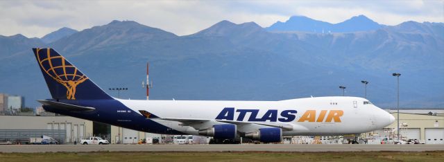 Boeing 747-400 (N412MC)